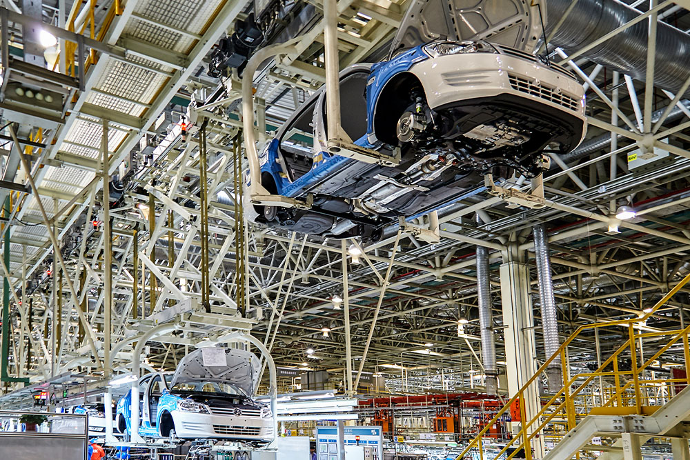 ein auto wird einer fabrik zusammengebaut