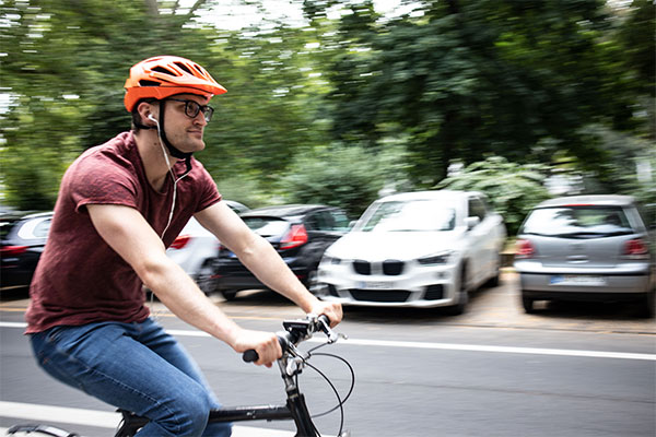 ACV Ratgeber_Kopfhoerer auf dem Fahrrad