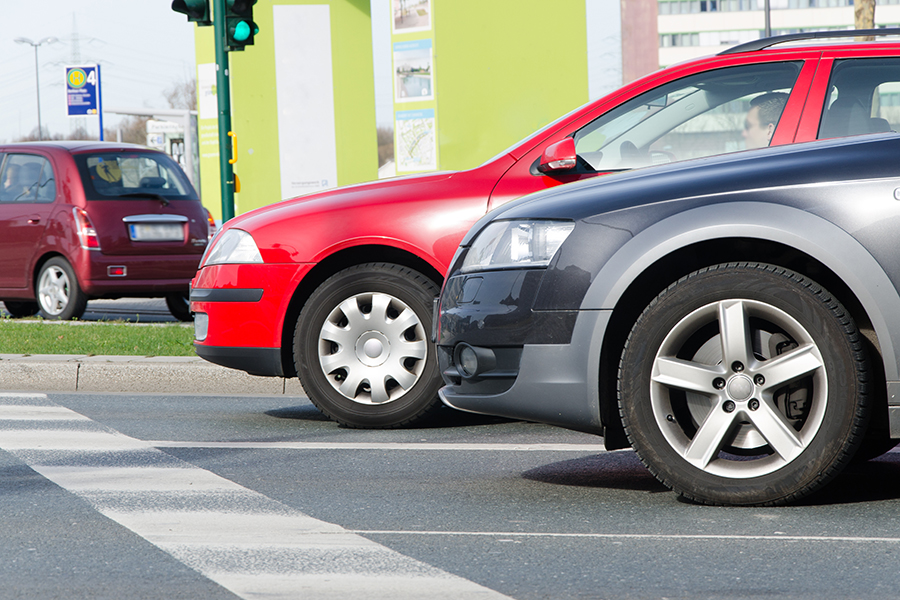 Autos halten an der Haltelinie vor der Ampel