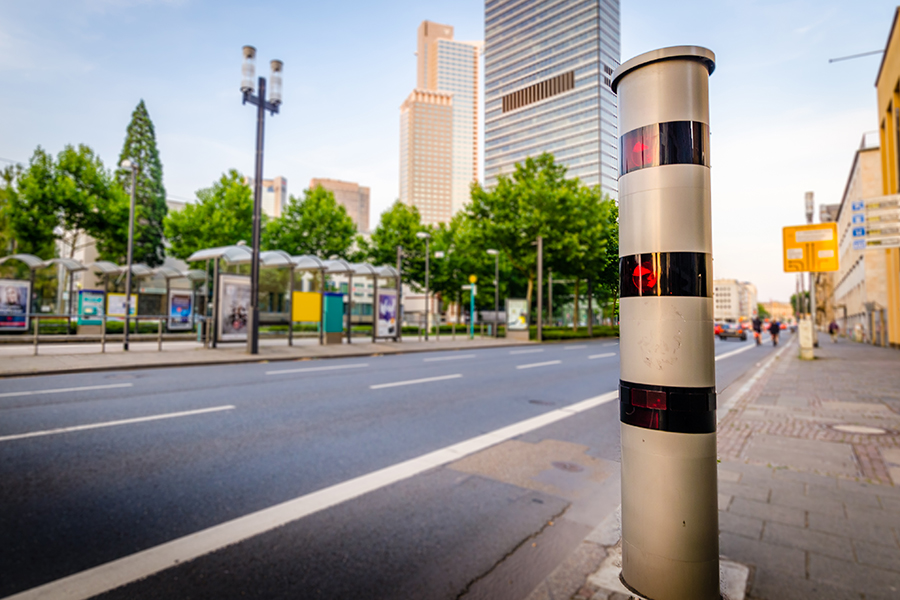 Abbildung Ampelblitzer an der rechten Straßenseite