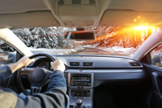 Innenaufnahme eines Autos, dass durch Schnee fährt