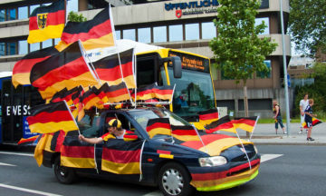 ACV Ratgeber_Autokorso mit Fahnen